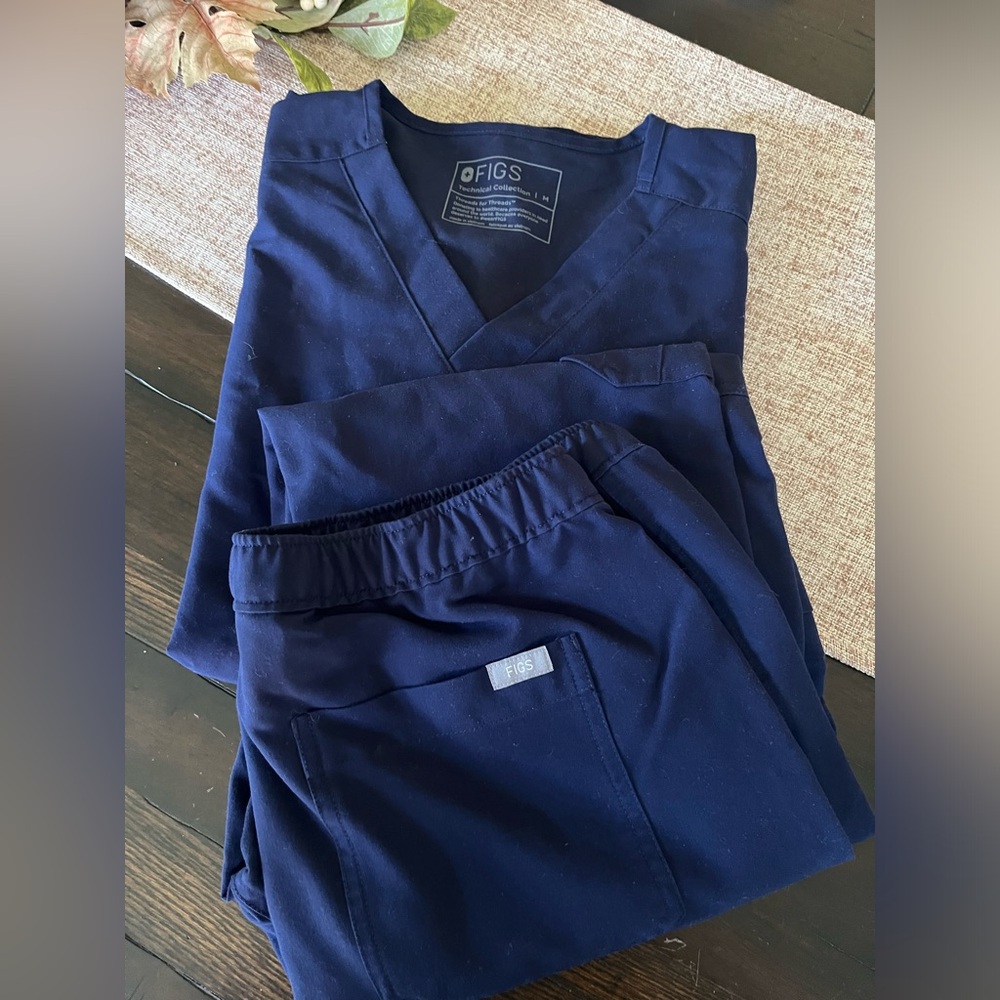 Men’s Figs Leon Scrub Top and Cairo Cargo Scrub Bottoms (never worn).